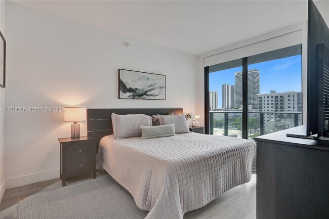 Building Photo - 121 NE 34th St