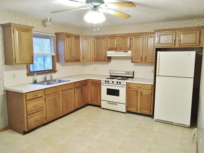 Building Photo - 2 Bed / 1-1/2 Bath Single Family Home Townhome