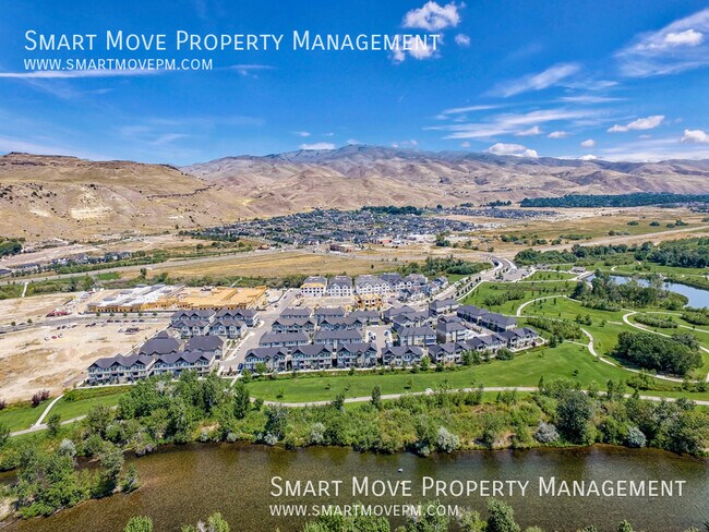 Building Photo - 3256 E Thoroughbred Ln