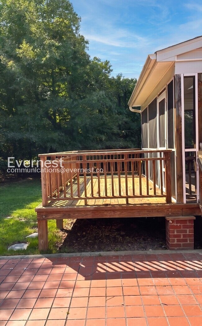Building Photo - 6 Bed/4 Bath Home with Modern Amenities / Available Now!