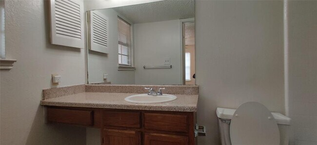 Building Photo - 1712 Crestpoint Dr