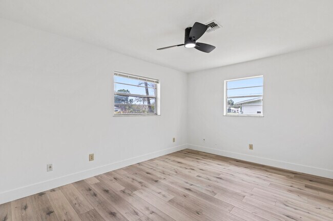 Building Photo - 106 NW Curtis St