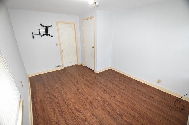Building Photo - 457 Talma St