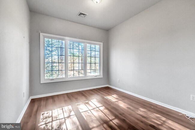 Building Photo - 424 W Village Ln