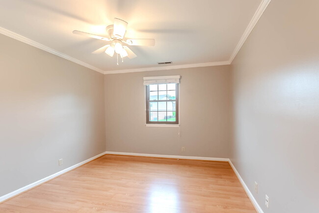 Building Photo - Fantastic Brentwood Location! Community po...