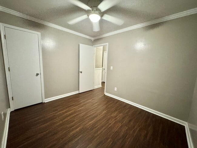 Building Photo - 870 Perry Blvd