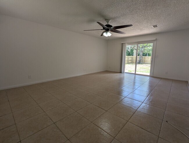 Building Photo - Adorable 3/2 with updated kitchen and full...
