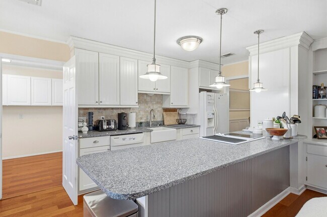 Building Photo - 7477 Baywoods Ln