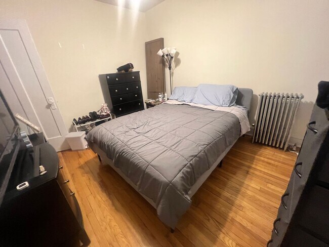 Building Photo - Lovely and Very Large Ravenswood Manor 1 BR