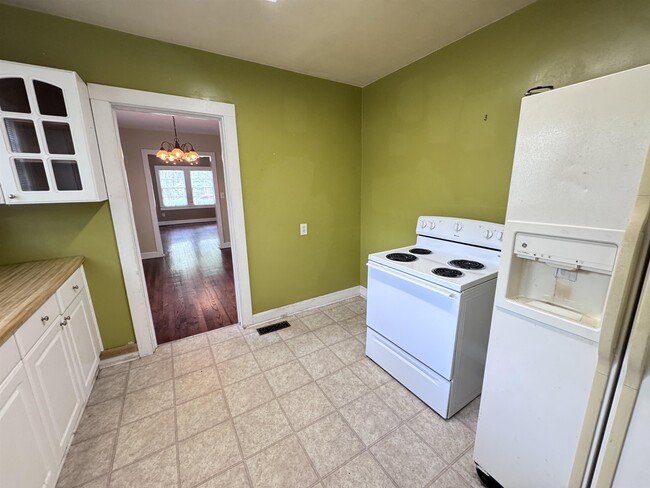Building Photo - 819 N Forest Dr