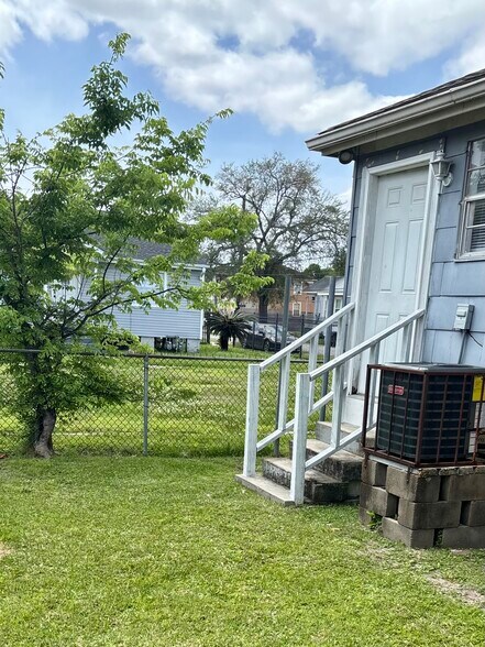 Building Photo - 2268 Pleasure St