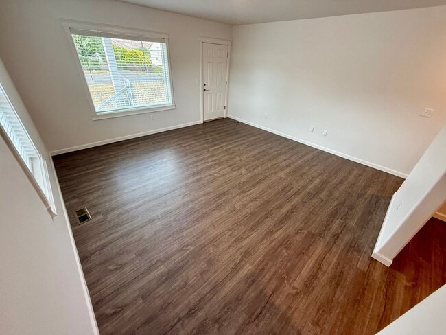 Building Photo - 1329 Elm St