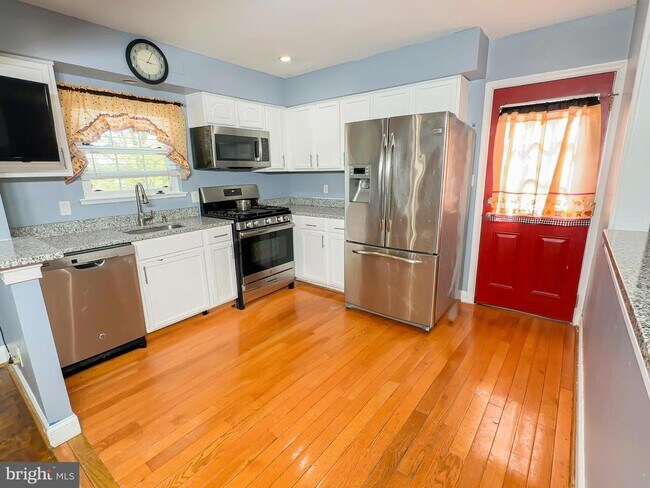 Building Photo - 3217 St Lukes Ln