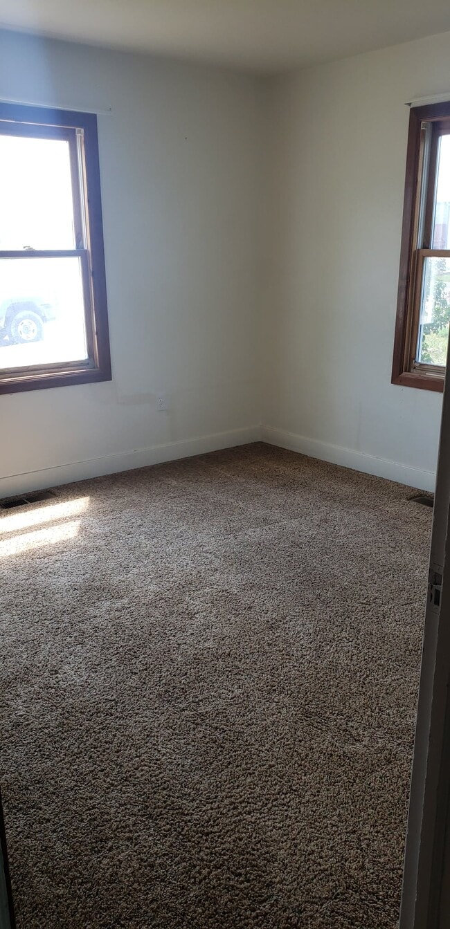 Building Photo - 33 W 5th St S