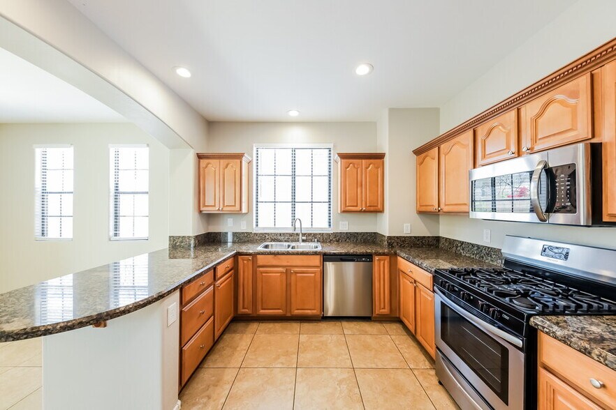 Building Photo - 2373 W Sleepy Ranch Rd