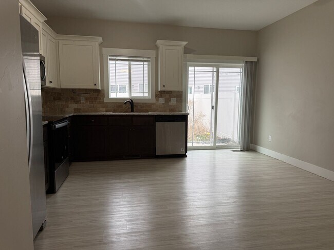 Building Photo - 690 S Saturn Ave