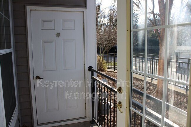 Building Photo - 1321 Karen Blvd