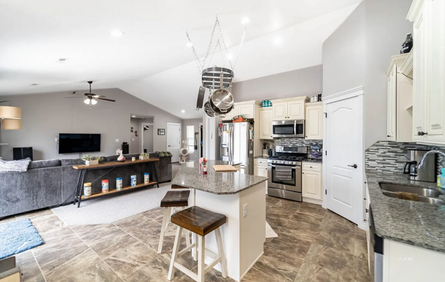 kitchen / living room - 373 Country Club Pky