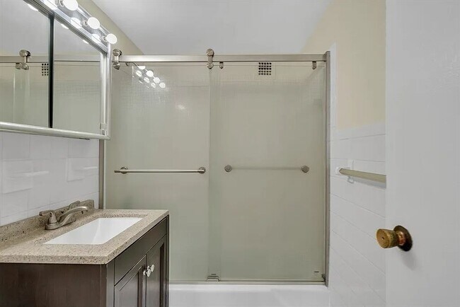 Building Photo - 8 Whittier Pl