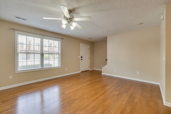 Building Photo - 2 br/ 2.5 bath condo in Johnson City TN
