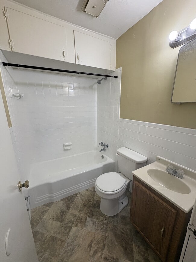 Building Photo - 228 Frieda Ln