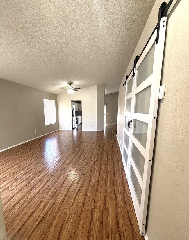 Building Photo - Reduced...Apply Now!