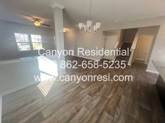 Building Photo - Beautiful 3 Bedroom 2.5 bath in well sough...