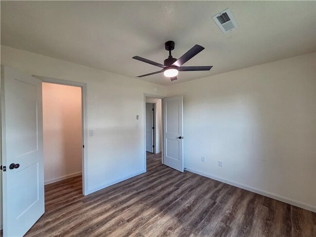 Building Photo - 412 W Swallow Cir