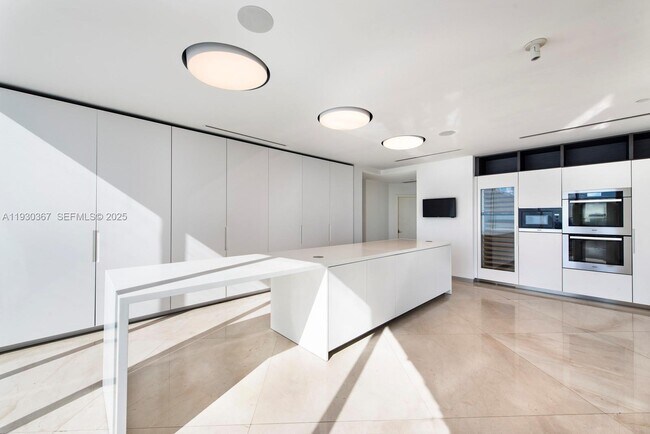 Building Photo - 2020 N Bayshore Dr