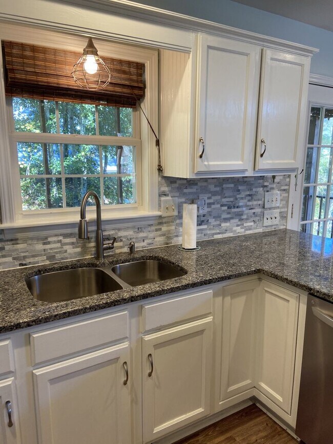 Building Photo - Beautiful home in Emerald Isle.