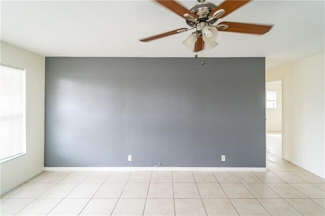 Building Photo - 1251 W River Dr