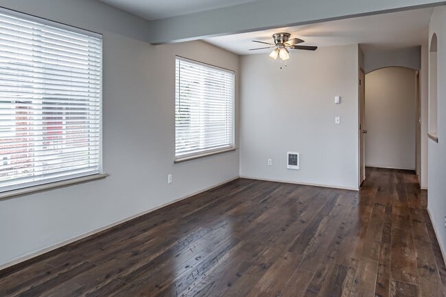 Building Photo - Wonderful Townhome in Browns Point with VI...