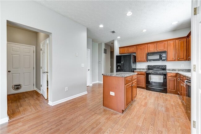 Building Photo - 4768 Sylvan St