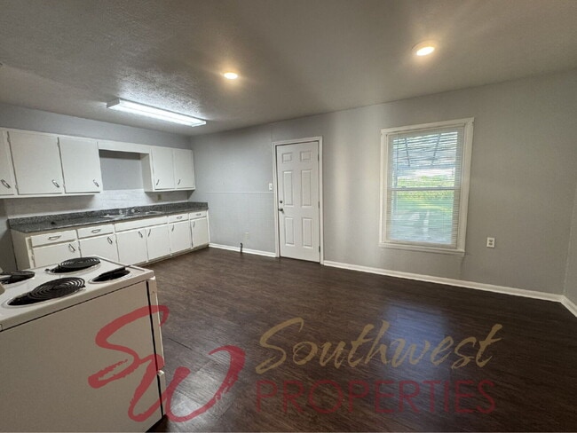 Building Photo - 3 bedroom 1 bath with large bedrooms! Easy walk to campus!