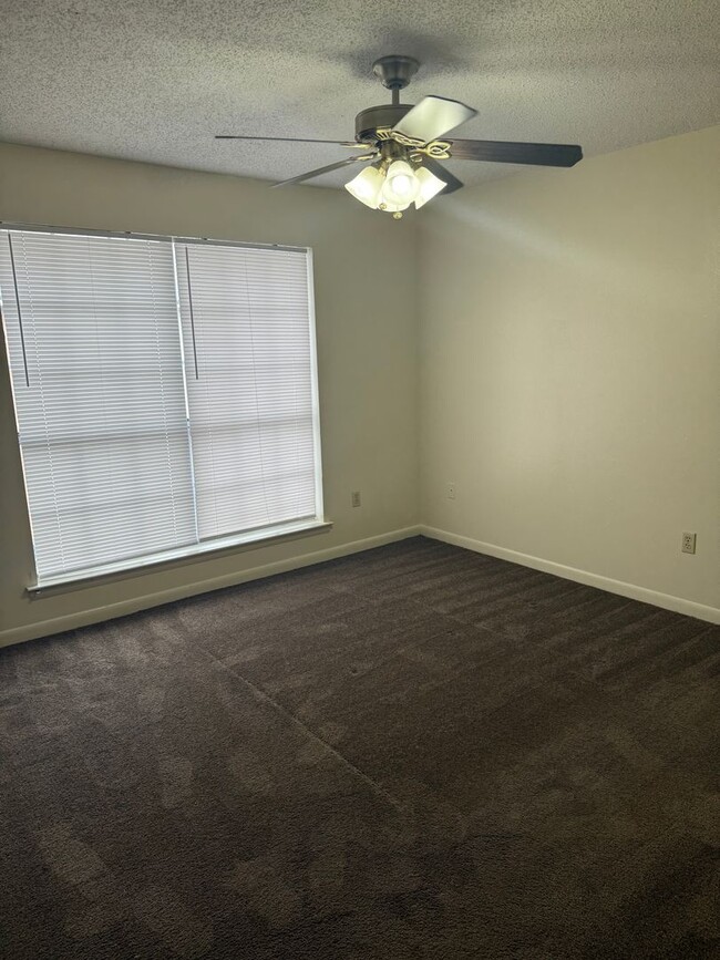 Building Photo - 2BD 2.5BA CONDO WITH WATER INCLUDED