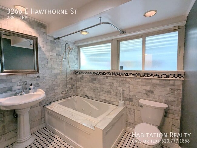 Building Photo - 3266 E Hawthorne St