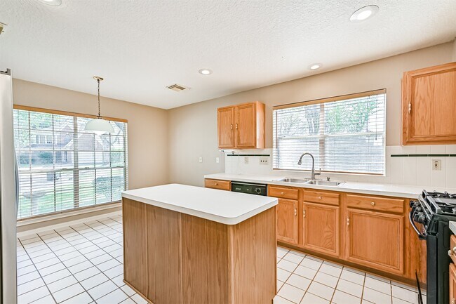 Building Photo - 4014 Ivywood Dr