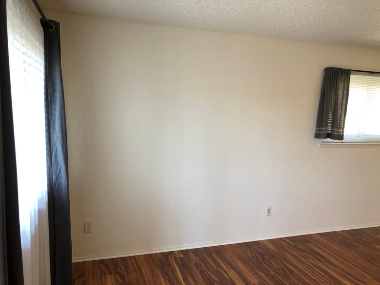 Building Photo - 1006 W Calle del Sol