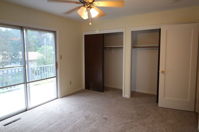 Building Photo - 220 Clover Ln