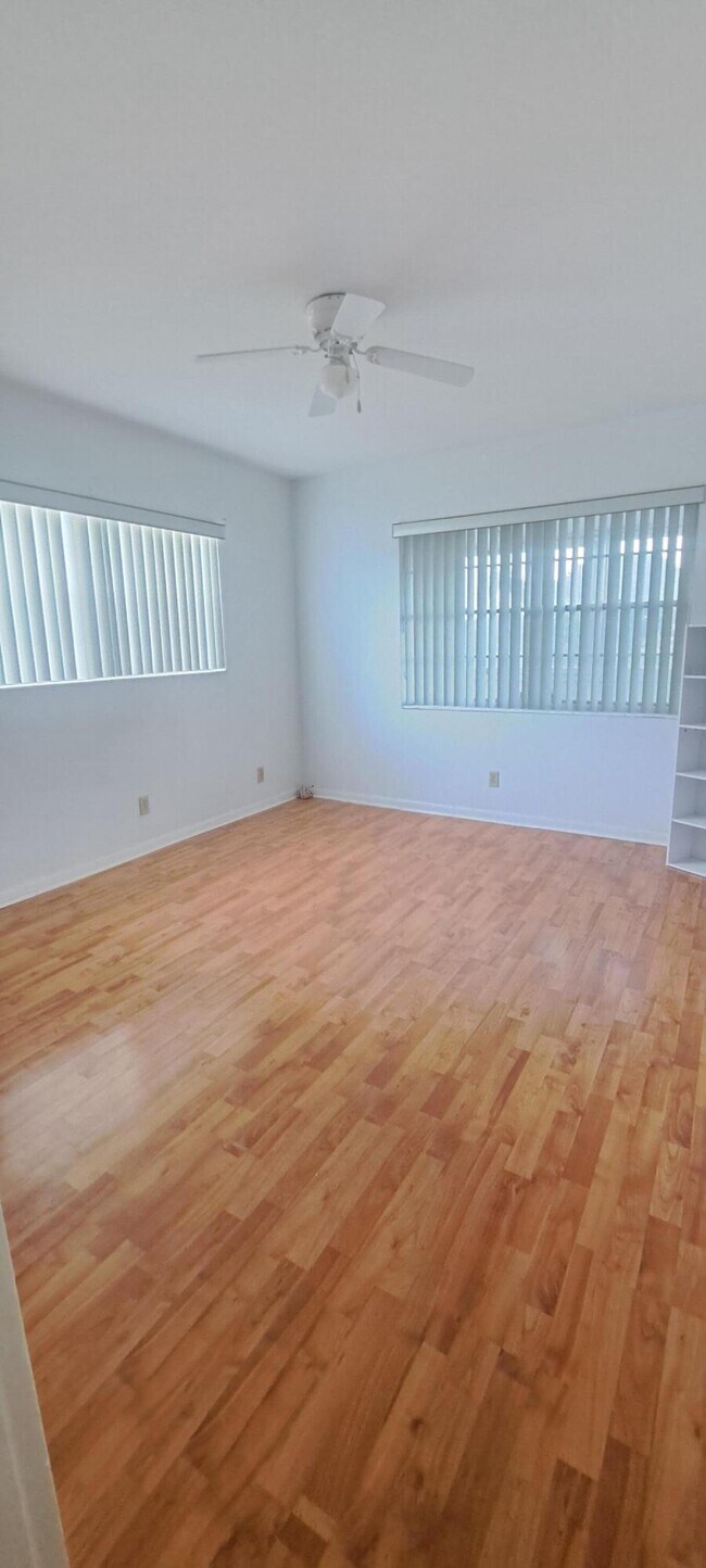 Building Photo - 230 Bedford E