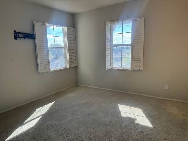 Building Photo - ONE MONTH FREE RENT! Beautiful 4 bedroom, ...