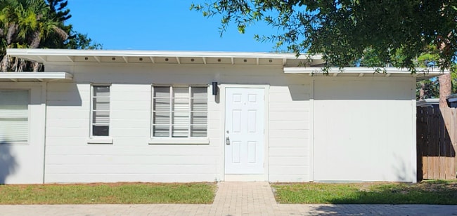 Building Photo - 1579 Avocado Ave