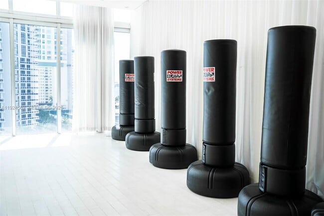 Building Photo - 495 Brickell Ave