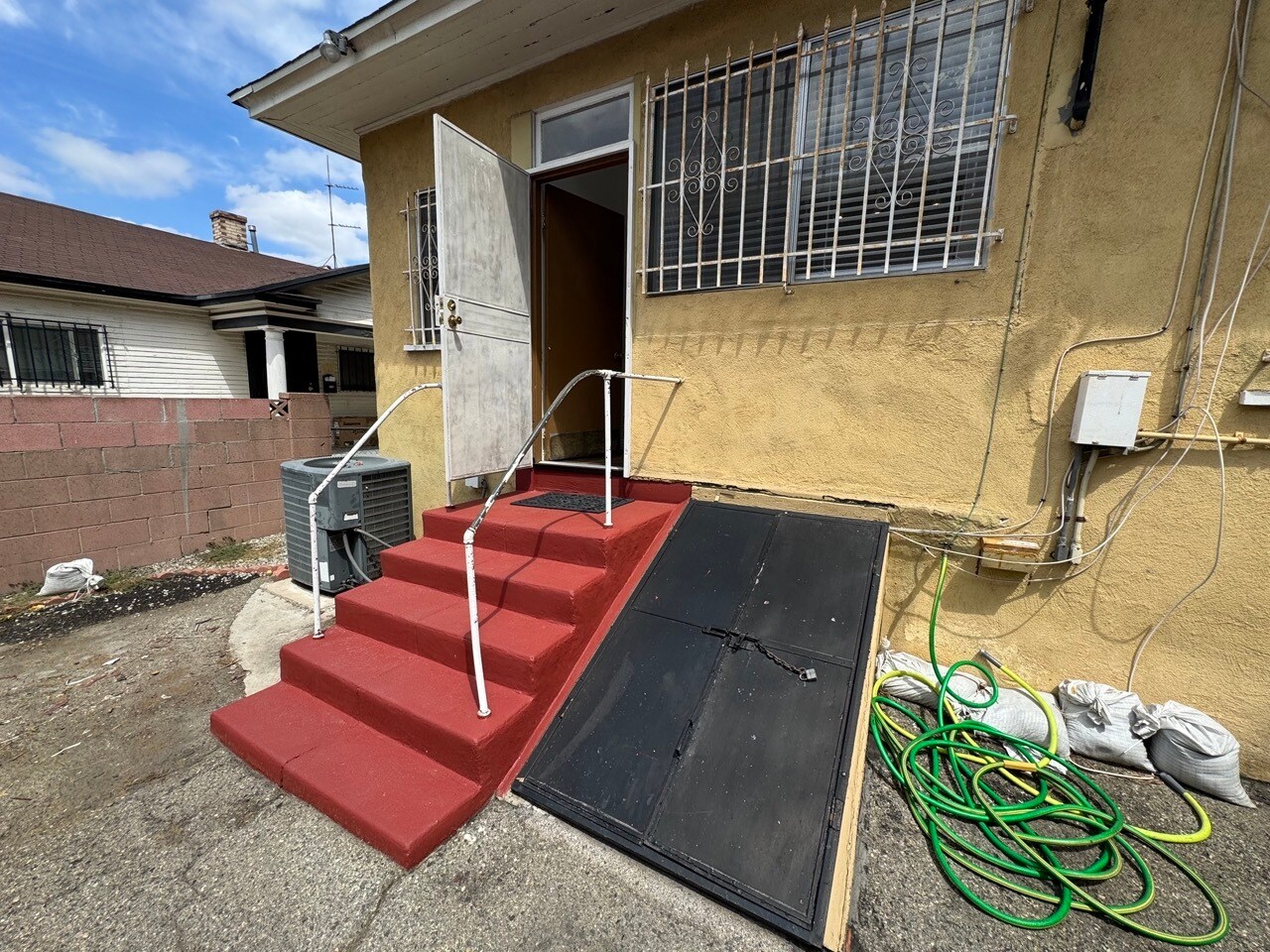 Building Photo - 1124 W 37th Pl