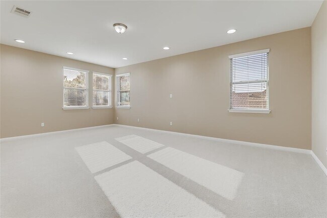 Building Photo - 401 Silver Trail
