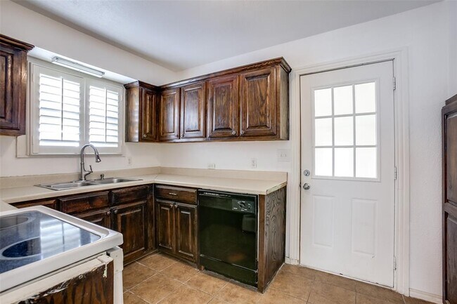 Building Photo - 1425 Cedar Crest Dr