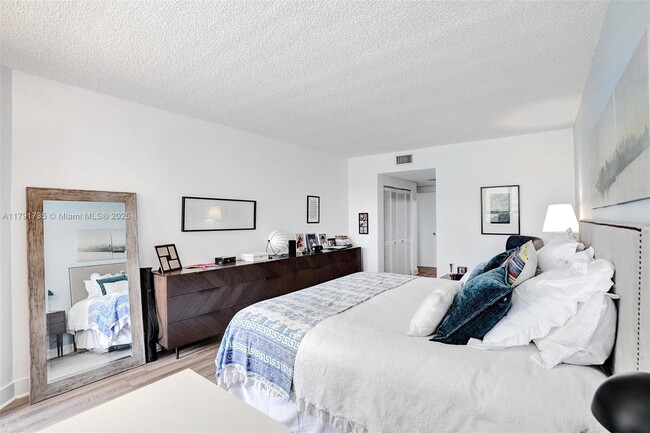 Building Photo - 161 Crandon Blvd