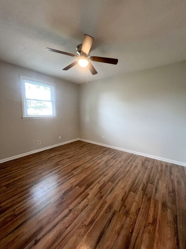 Building Photo - 109 Tandy Dr