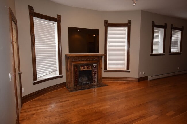 Building Photo - Spacious, Beautiful 1 Bed/1.5 Bath Condo i...