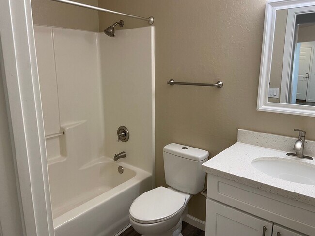 Building Photo - 6000 N Rockland Dr